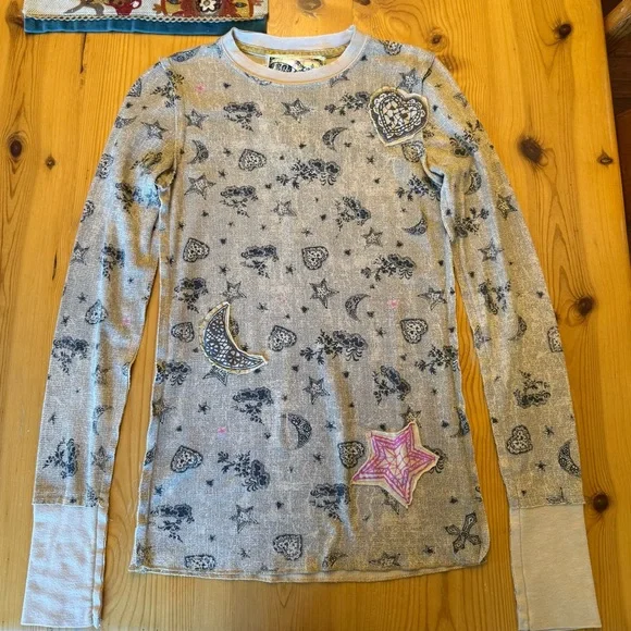 Scrapbook Beige Shirt with Black and Yellow Graphic - Picture 7 of 16